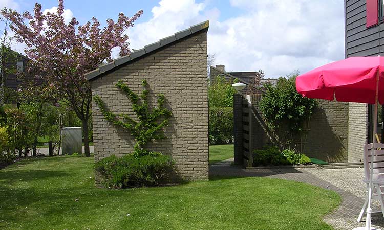Ferienhaus Klinkerwand 73 für 6 Personen von Privat auf Texel mit Abstellhaus im Garten